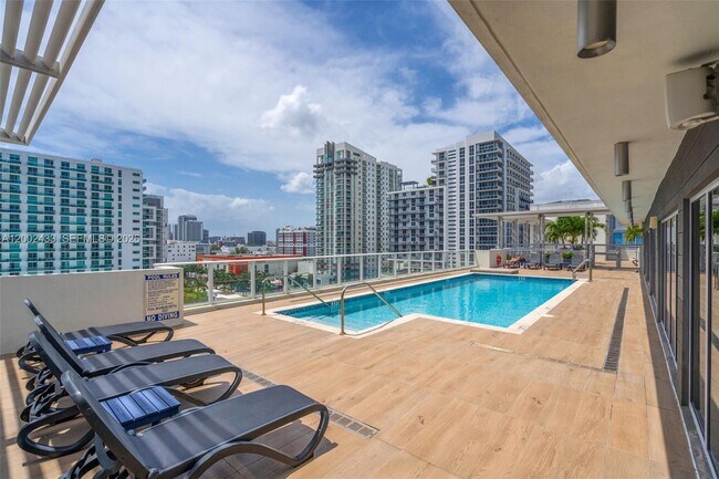 Building Photo - 321 NE 26th St