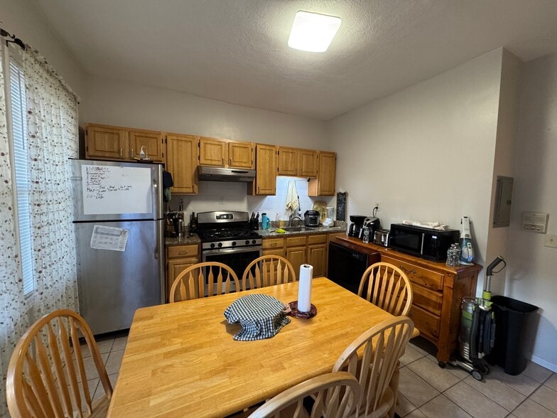 Building Photo - 14 Chelsea St