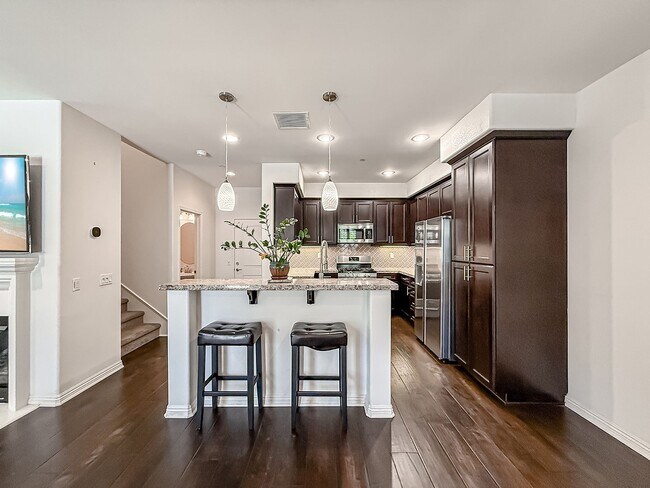 Building Photo - 3 bed, 2 1/2 bath townhome in sought-after Oak Terrace community
