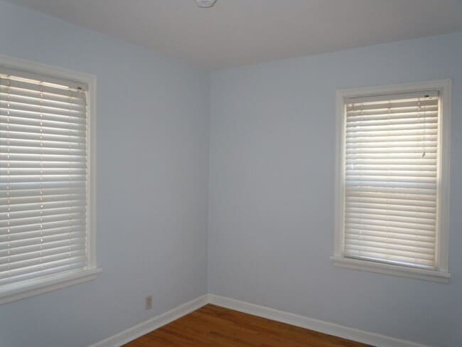 Building Photo - Cute Two Bedroom Cottage with Garage!