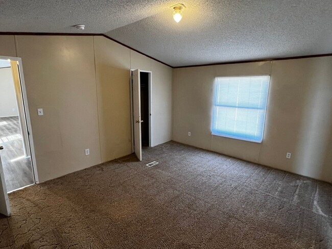 Building Photo - Elegant 3-Bed, 2-Bath Home for Rent: Move-...