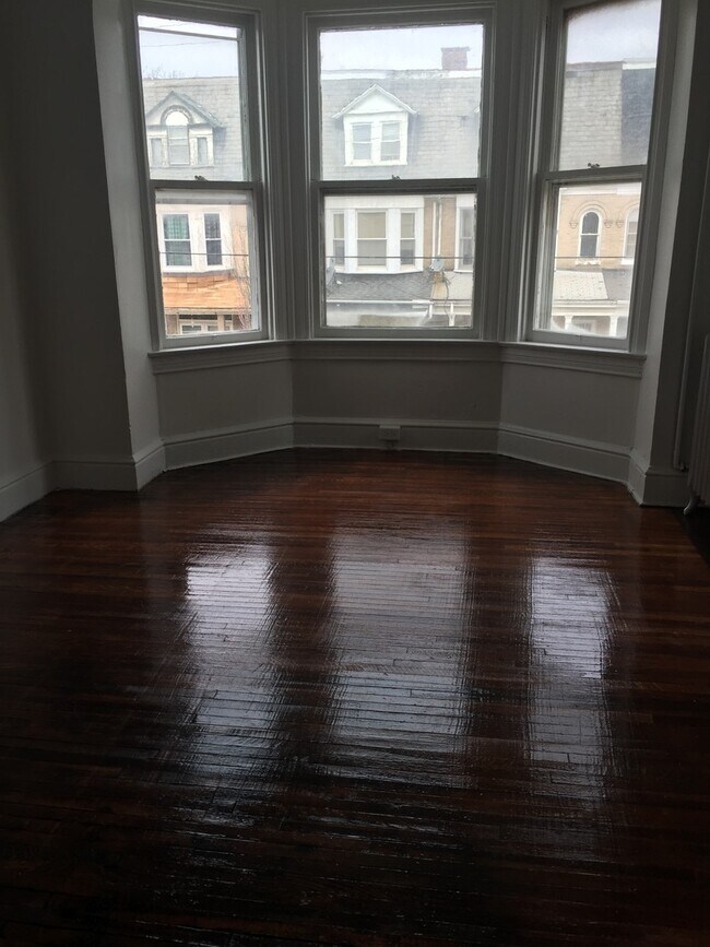 Building Photo - 5 Bedroom, 1 Bath, Parking-York City SD