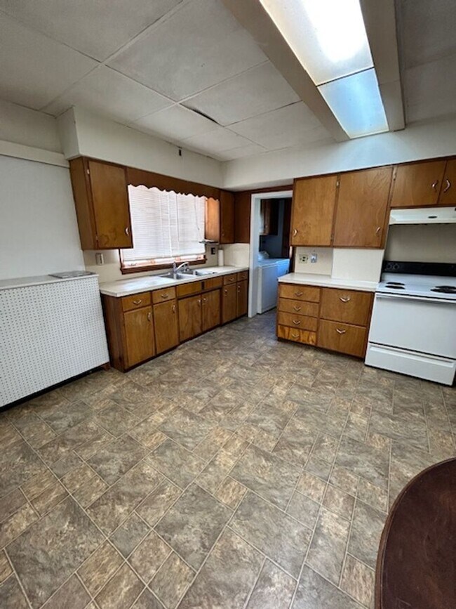 Building Photo - 1410 St James Pl