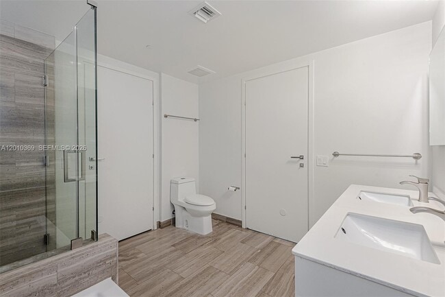 Building Photo - 1300 Brickell Bay Dr