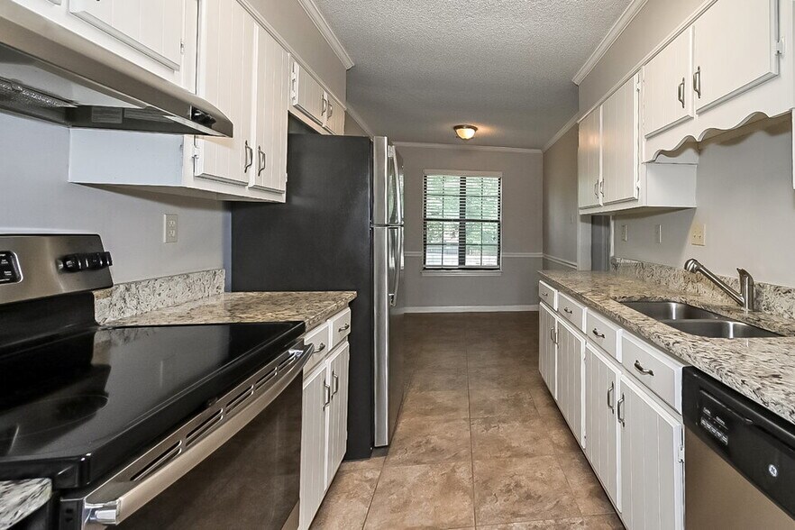 Building Photo - 6594 Pine Top Cir N