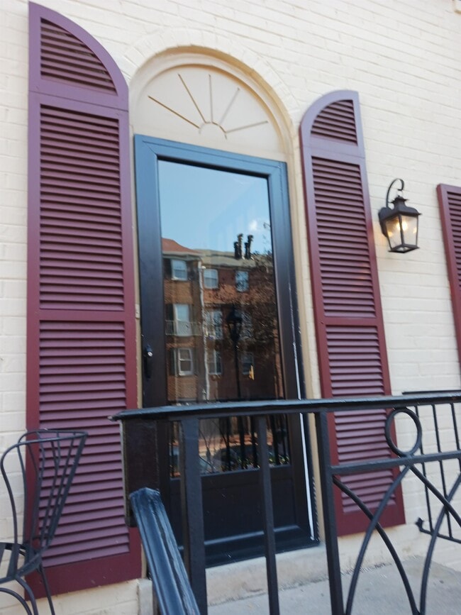 Building Photo - 1670 Beekman Pl NW