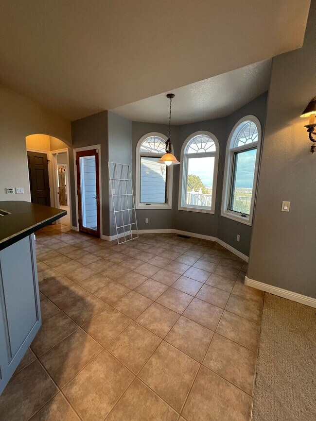 Building Photo - Beautiful Five-Bedroom, Three-Bathroom Home for Rent