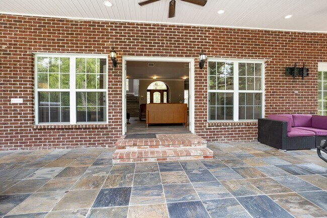 Building Photo - Historic Highland Road Beauty with Bayou V...