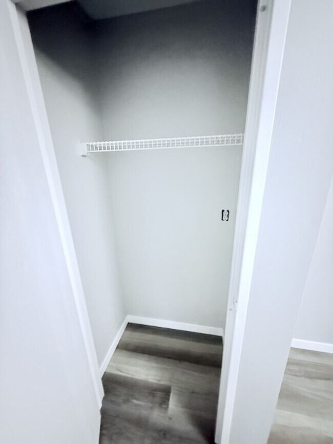 Building Photo - 2 Bedroom 1 Bathroom Upper