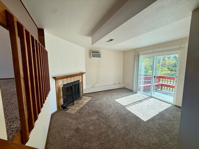 Building Photo - 3 Bedroom 2 Bath Tri Level Home with 2 Car...