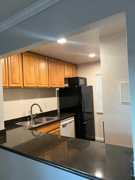 Building Photo - 1520 Parkwood Pl