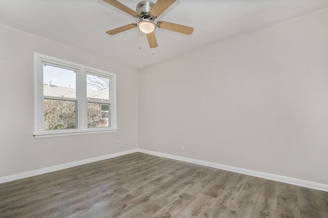 Building Photo - 2304 SW 8th Ave