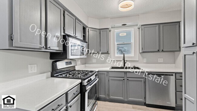 Building Photo - 2144 Edgehill Ave
