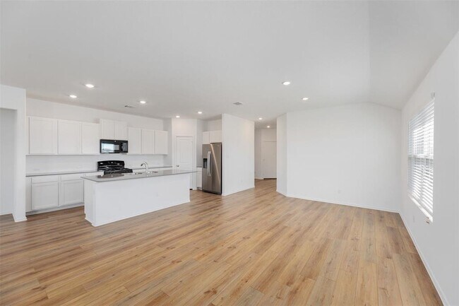 Building Photo - 627 Waterway Ave