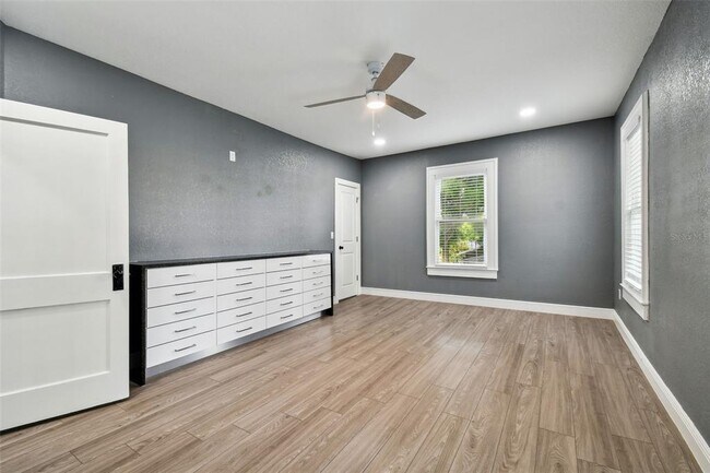 Building Photo - 6810 N Navin Ave