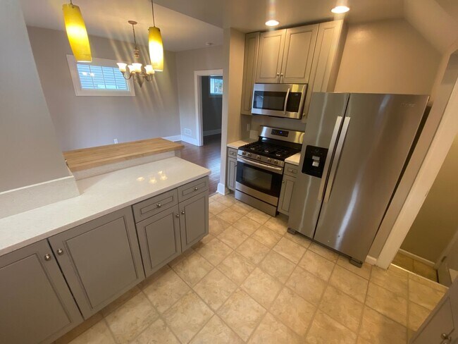 Building Photo - 4 Bedroom- Grandview