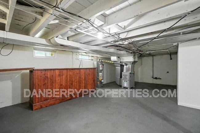 Building Photo - 822 Searles Rd