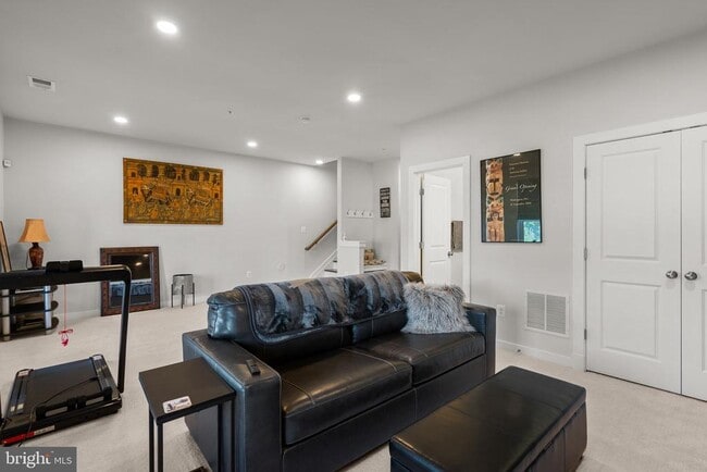 Building Photo - 619 Glenn Lk Dr