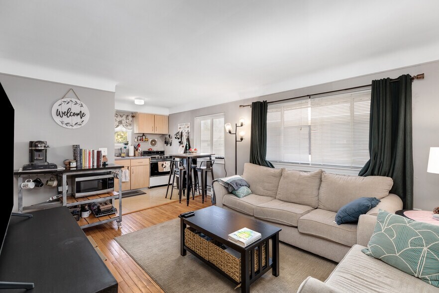 Imagine your Living Room Using this Previous Tenant's Furnishings (before latest updates) - Downtown Royal Oak-Free Month's Rent