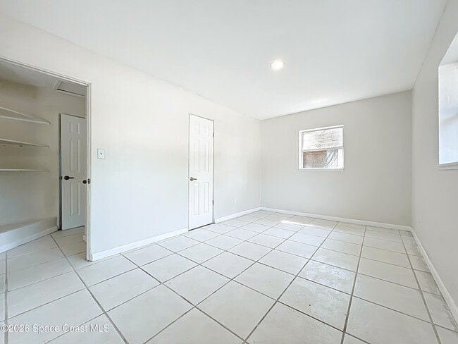 Building Photo - 1424 Pineda St