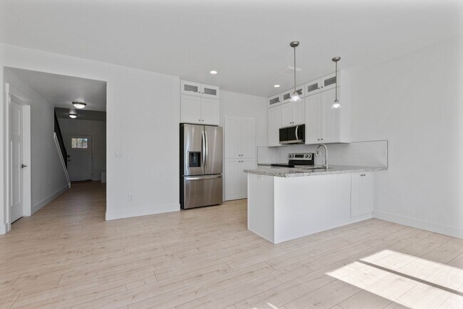 Building Photo - MODERN 3 BED 2.5 BATH HOMES IN ST ANTHONY