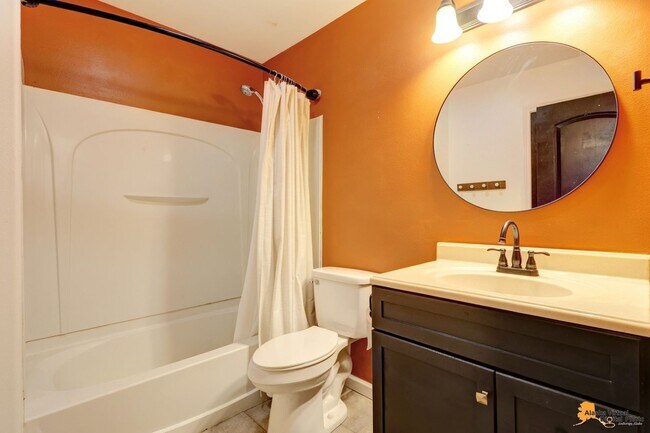 Building Photo - Modern 4-Bedroom Townhome in Desirable Sou...