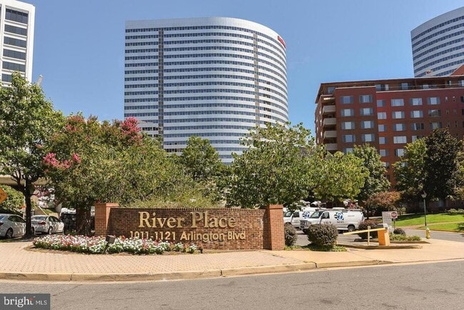 Building Photo - 1111 Arlington Blvd