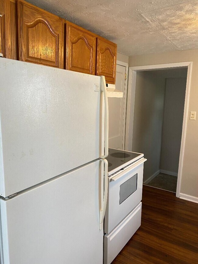Building Photo - 3 Bedroom, 1 Bathroom SINGLE FAMILY HOME f...
