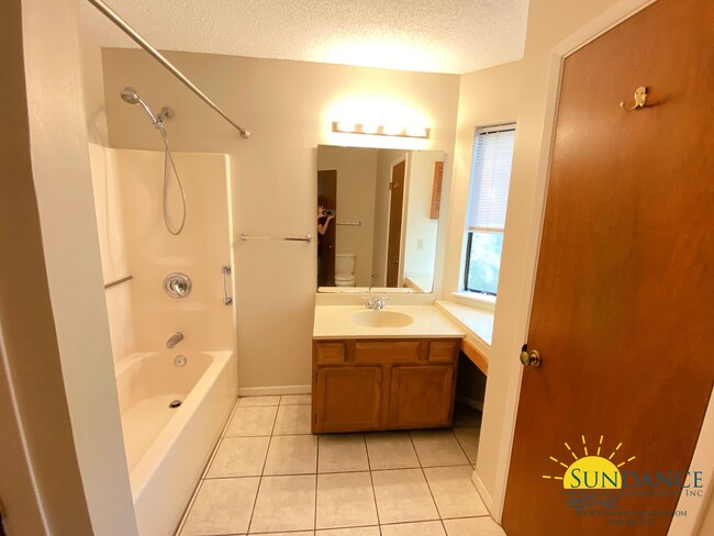 Building Photo - Great 1 Bedroom 1 Bathroom Condo in Bluewa...