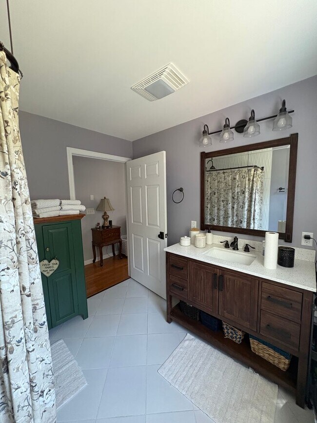 Building Photo - 2 Bed - 1.5 Bath: Single Family in New Lon...