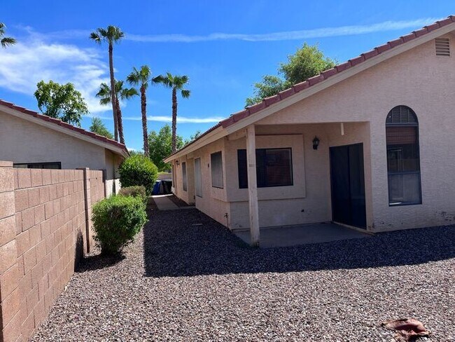 Building Photo - MOVE IN SPECIALS!! Lovely 3BD-2BA Gilbert ...