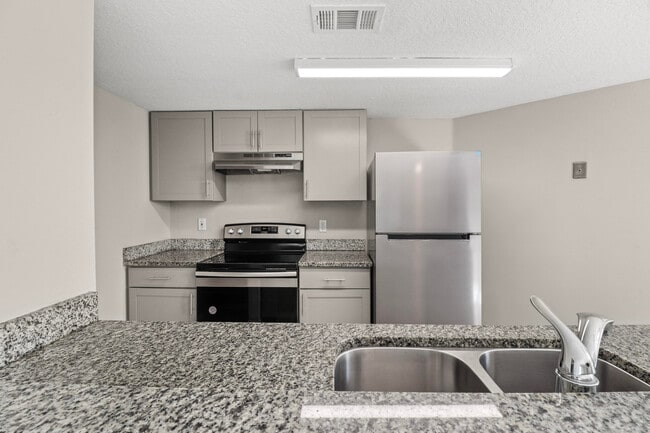 Building Photo - 2625 Heathcote Dr