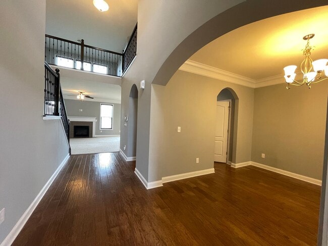 Building Photo - Large Home East Jefferson For Rent