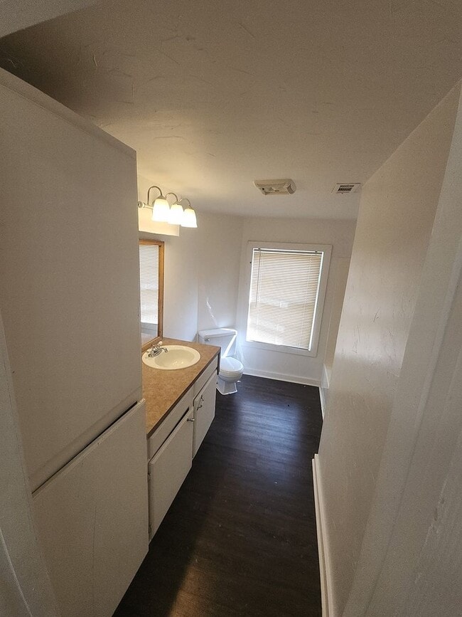 Building Photo - Affordable 3-bedroom, 2-bathroom