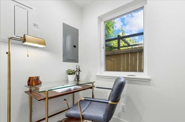 Building Photo - Maple Leaf 2-Bedroom Plus Office