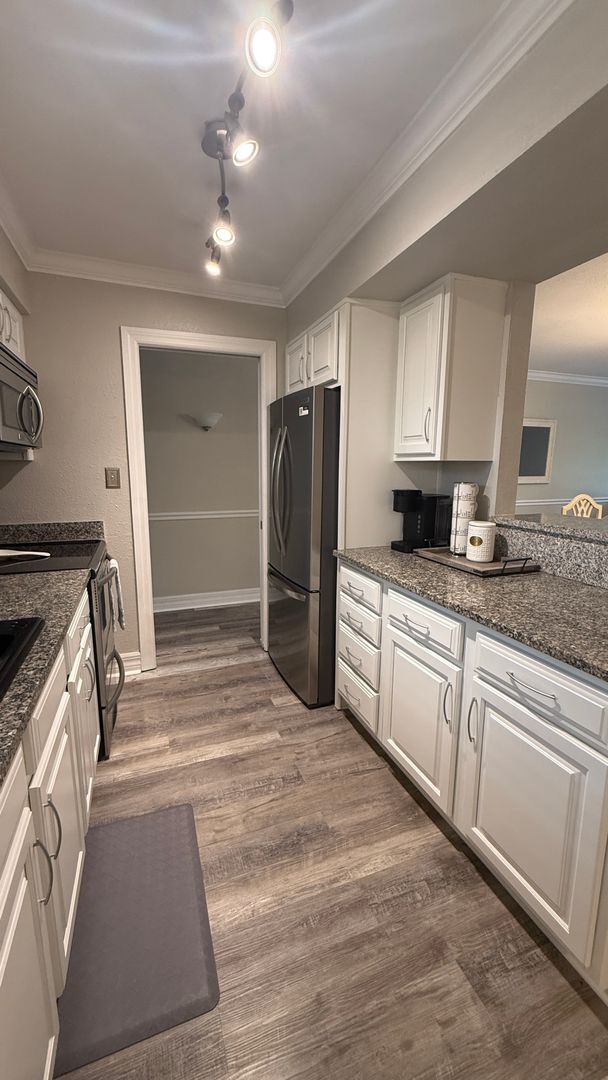 Building Photo - Charming 2/2 Seasonal Rental in Sarasota – Minutes from the Beach! Private Courtyard Included!!