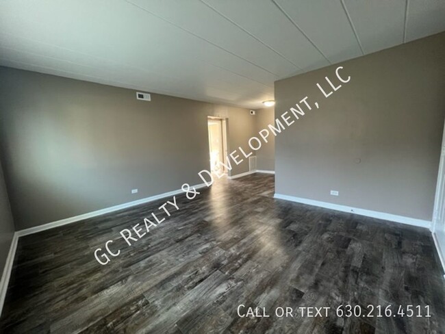 Building Photo - ***FULLY UPDATED / WEST CHICAGO - 1 BDRM /...