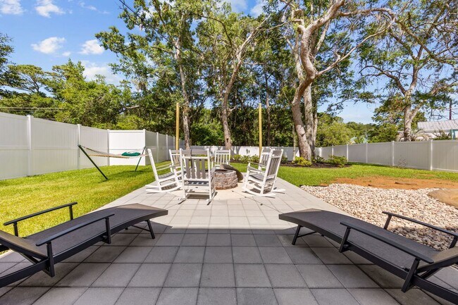 Building Photo - Gorgeous Custom Home Available for Snowbir...