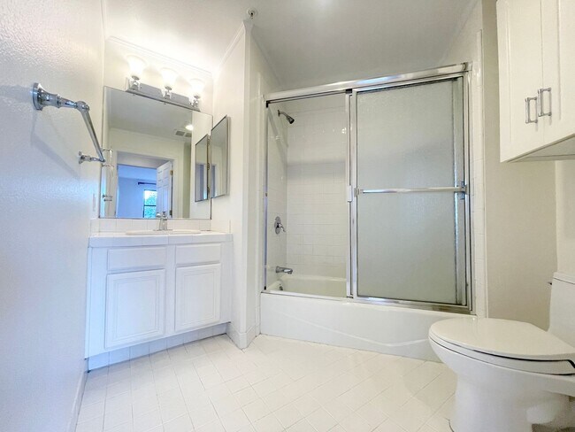 Building Photo - Twin Peaks: Remodeled Condo with Garage Pa...