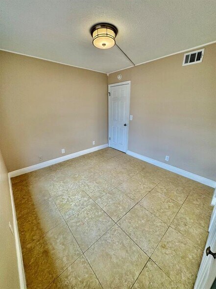 Building Photo - 10008 Twin Lakes Dr