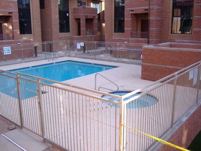 Building Photo - 330 S Farmer Ave