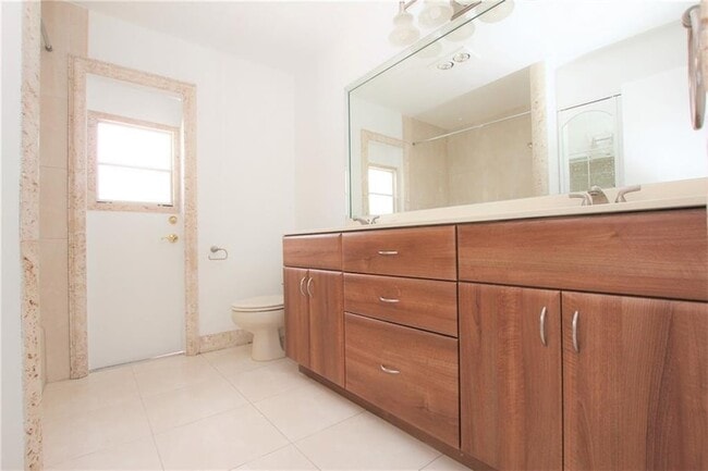 Building Photo - 1122 NW 82nd Ave