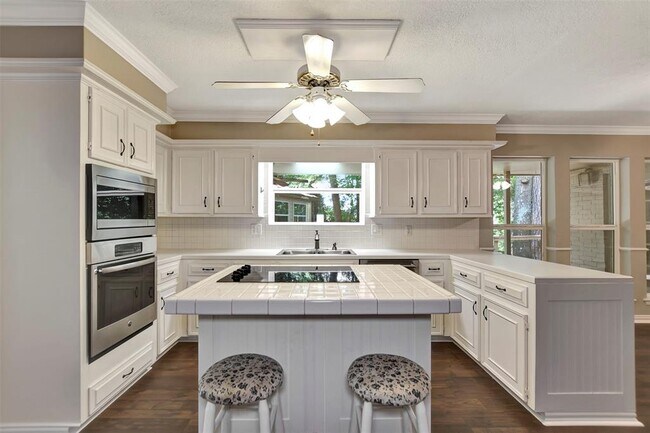Building Photo - 75 Wood Hollow Dr