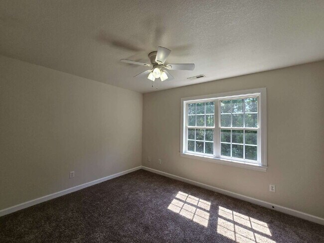 Building Photo - "Charming 2-Bed Townhouse Retreat on Streamwood Drive – Perfect Balance of Comfort and Convenience!"