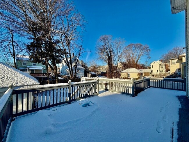 Building Photo - 305 Safford St