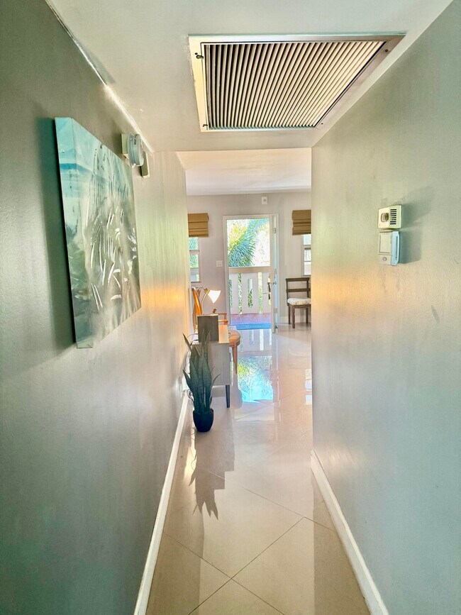 Building Photo - 1904 Bermuda Cir