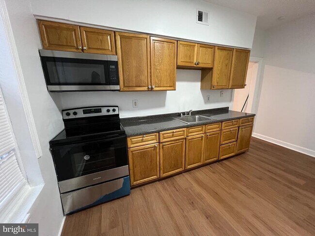 Building Photo - 121 S 55th St