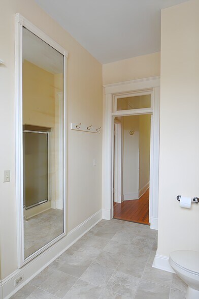 Building Photo - 2025 Grove Ave