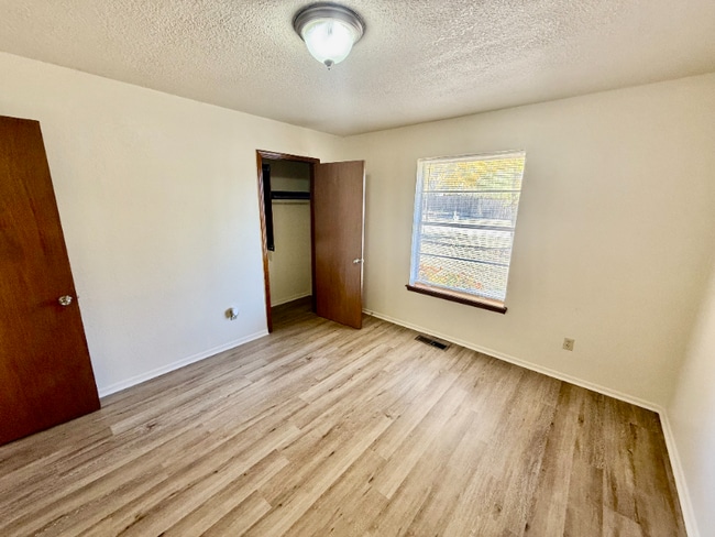 Building Photo - 1608 Oakcliff Rd