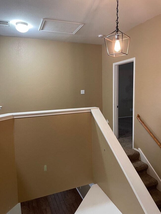 Building Photo - Available Now! Spacious & Well-Maintained ...